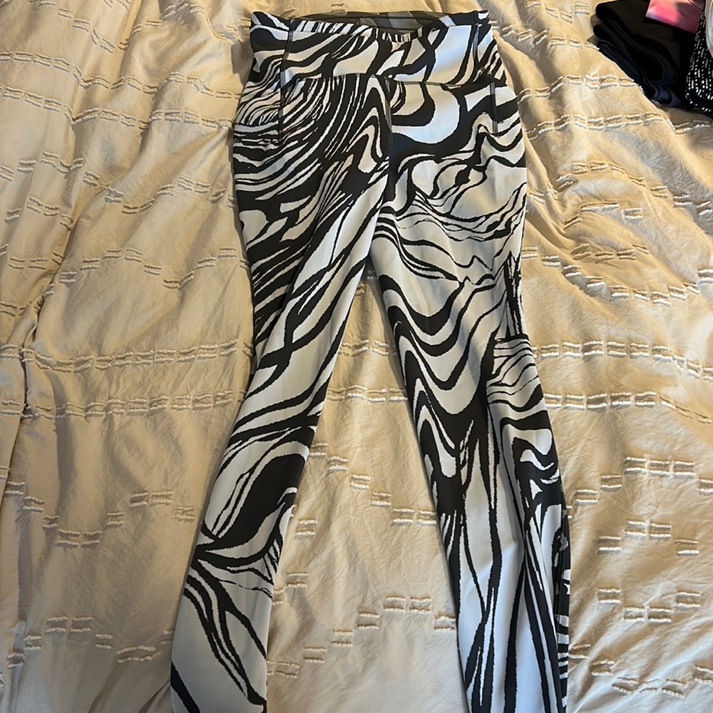 Black and white lululemon leggings